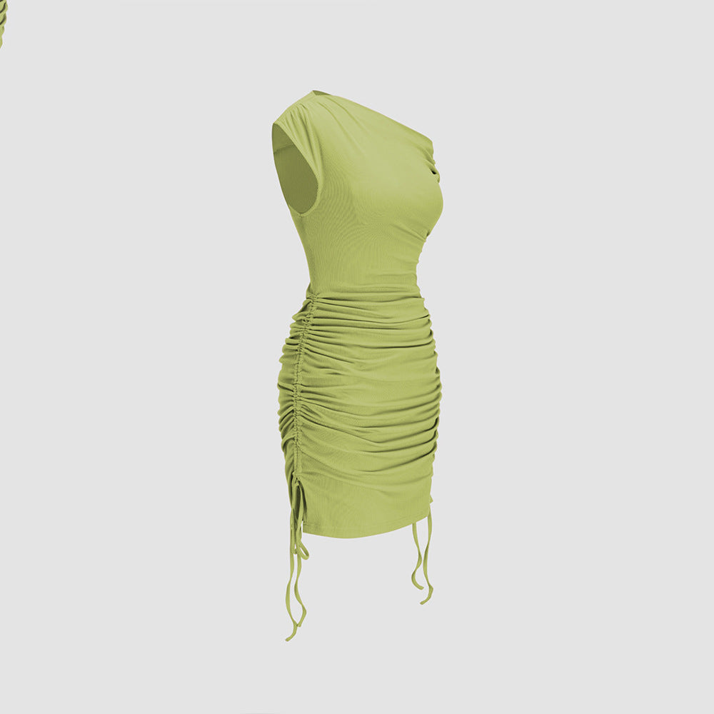 Robe enveloppante ajustée pour femmes avec encolure asymétrique et détails volantés Chic & Stil