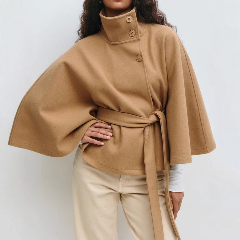 Veste cape élégante pour femmes avec un col montant et une ceinture Chic & Stil
