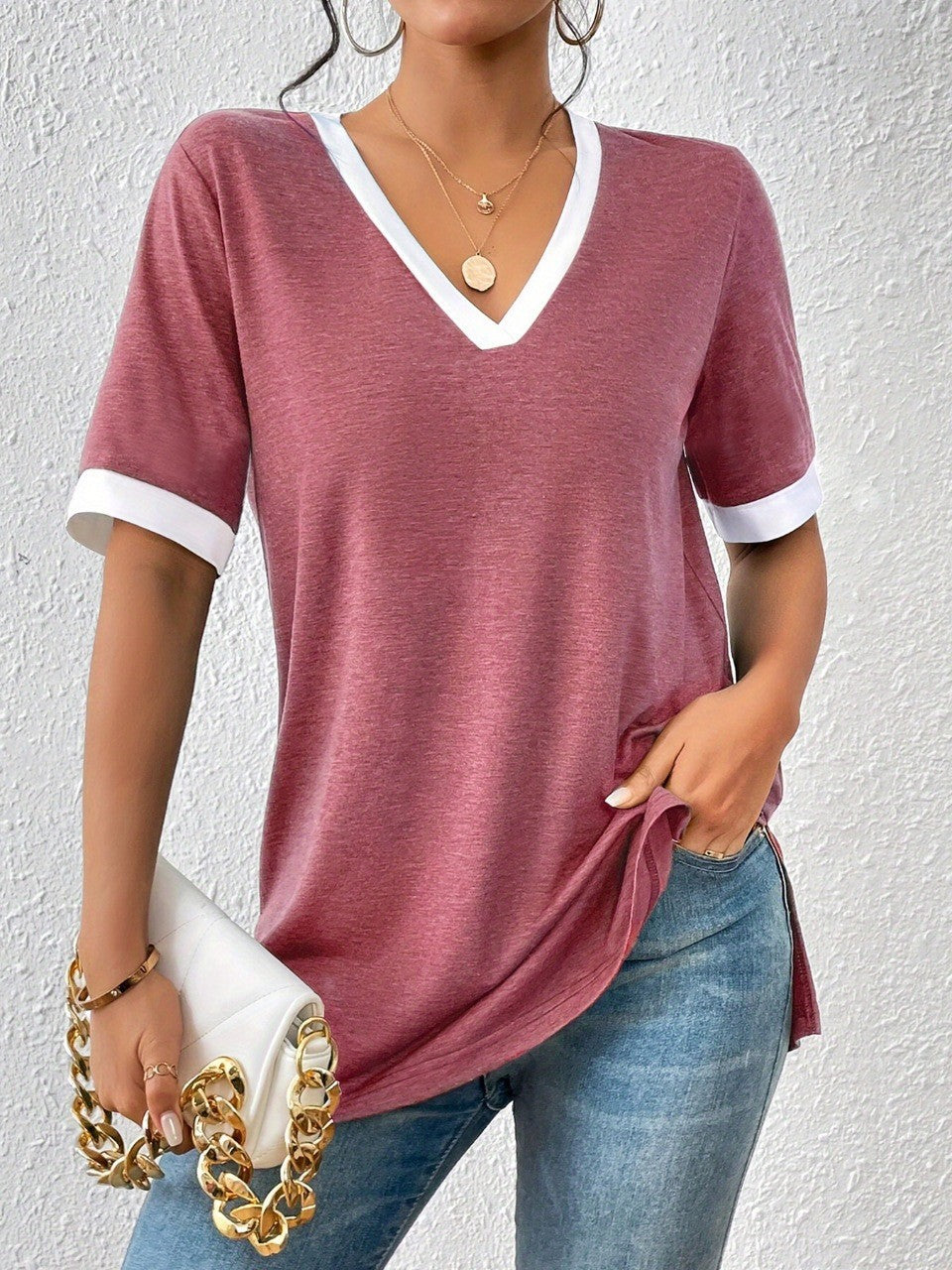 V-neck T-shirt for women with trendy accents and a comfortable fit Lune London