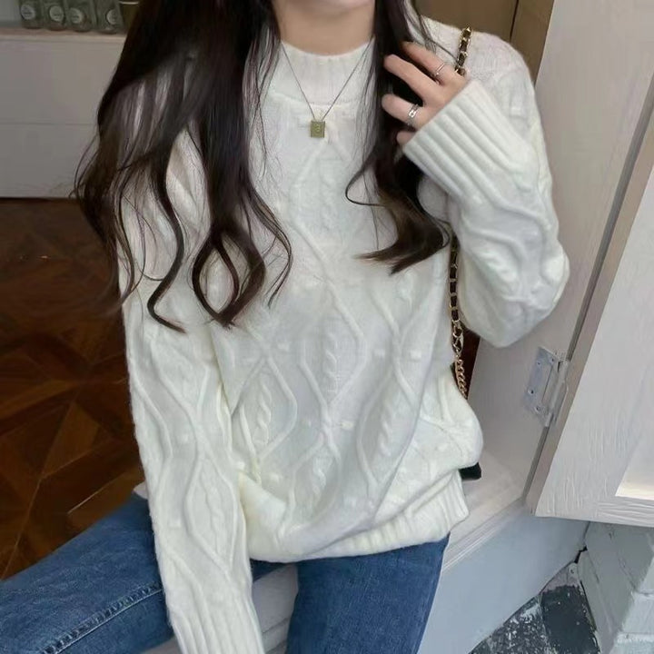 Comfortable chunky knit sweater for women with cable pattern and large edges Lune London