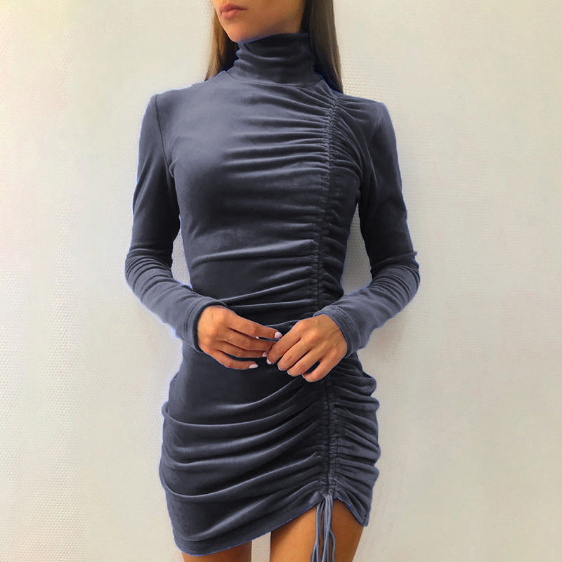Robe de fête pour dames avec col haut et plis drapés