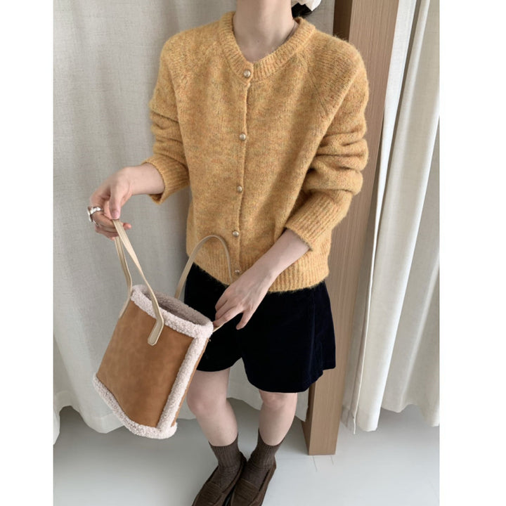 Cardigan en tricot moelleux pour femmes avec un col rond confortable et de vrais boutons Chic & Stil