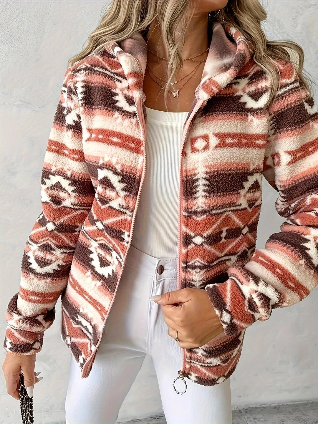 Veste en polaire pour femmes avec un motif ethnique à la mode et une fermeture éclair pratique Chic & Stil