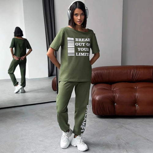 Women's sporty lounge suit with stylish cut-out sleeves and statement print Chic & Stil