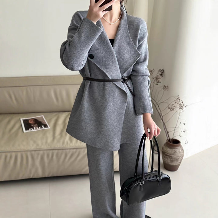 Blazer élégant pour femmes avec ceinture ajustée et texture fine Chic & Stil