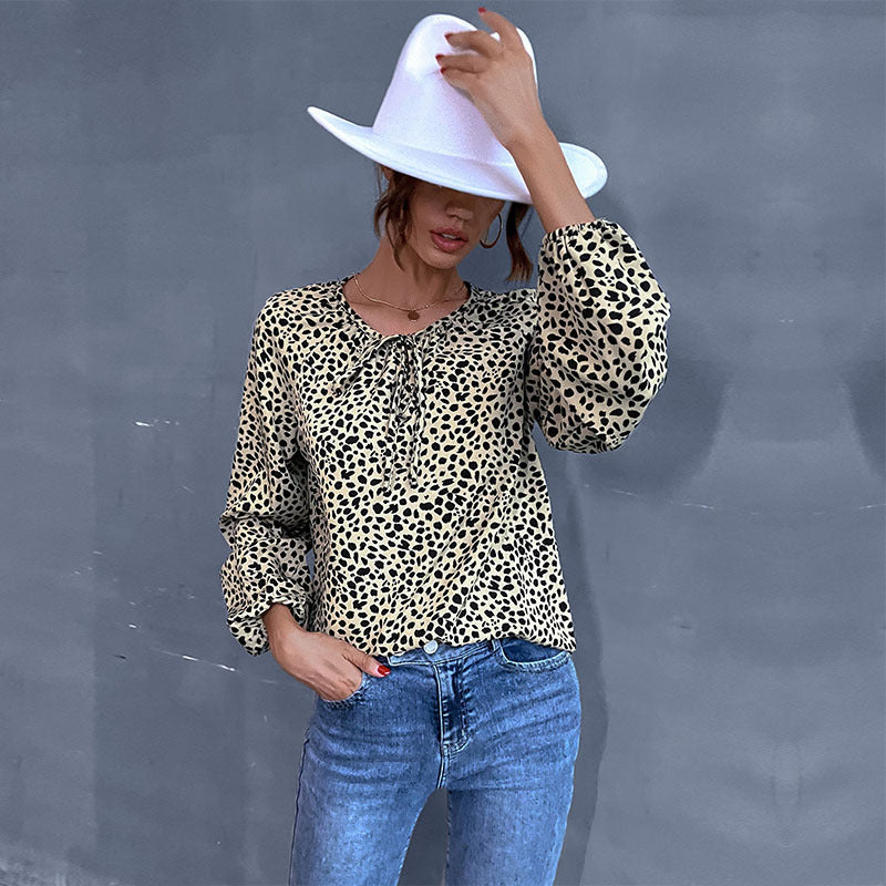 Top femme avec des détails volantés et imprimé animal Chic & Stil