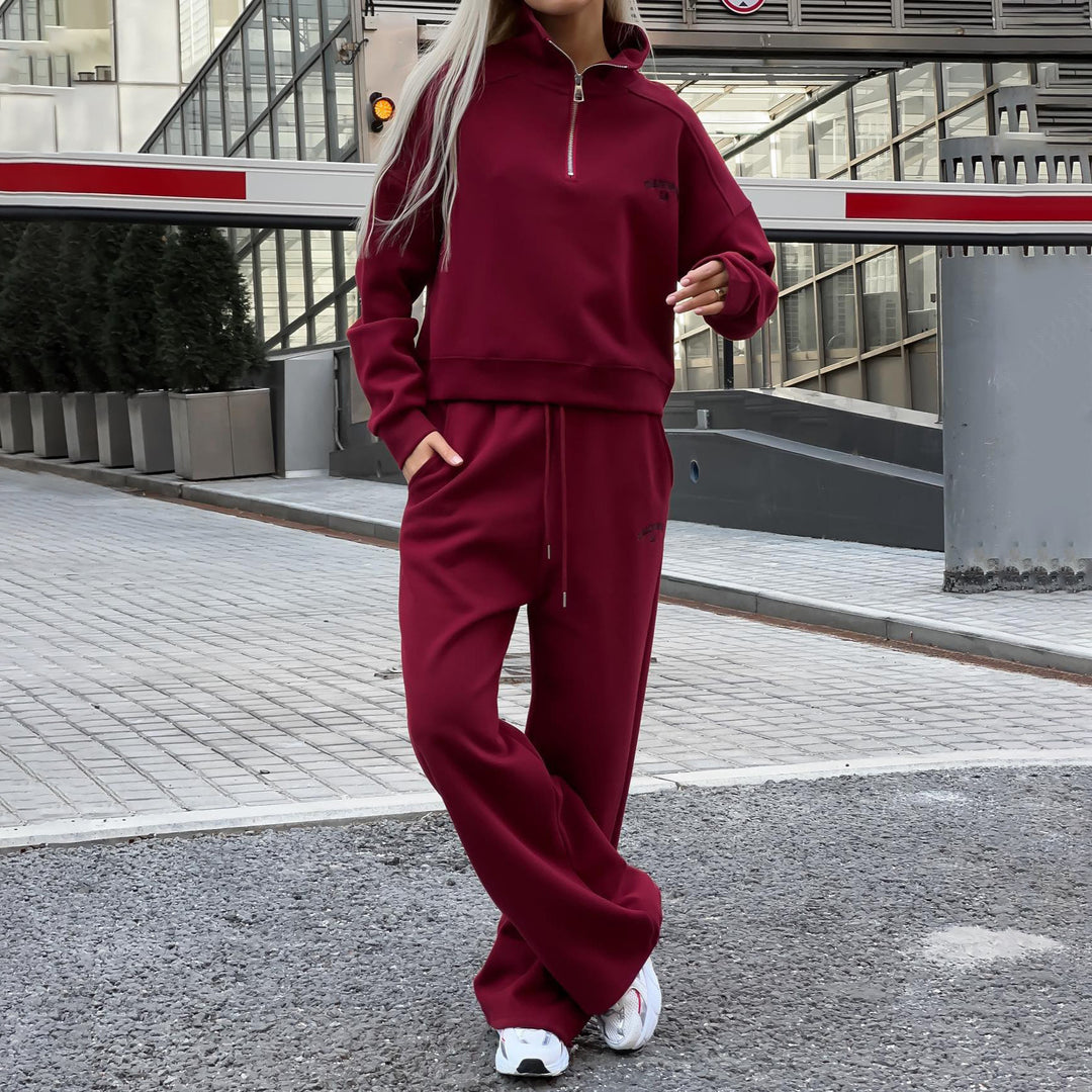 Casual women's sports set with high zipper and loose fit Lune London