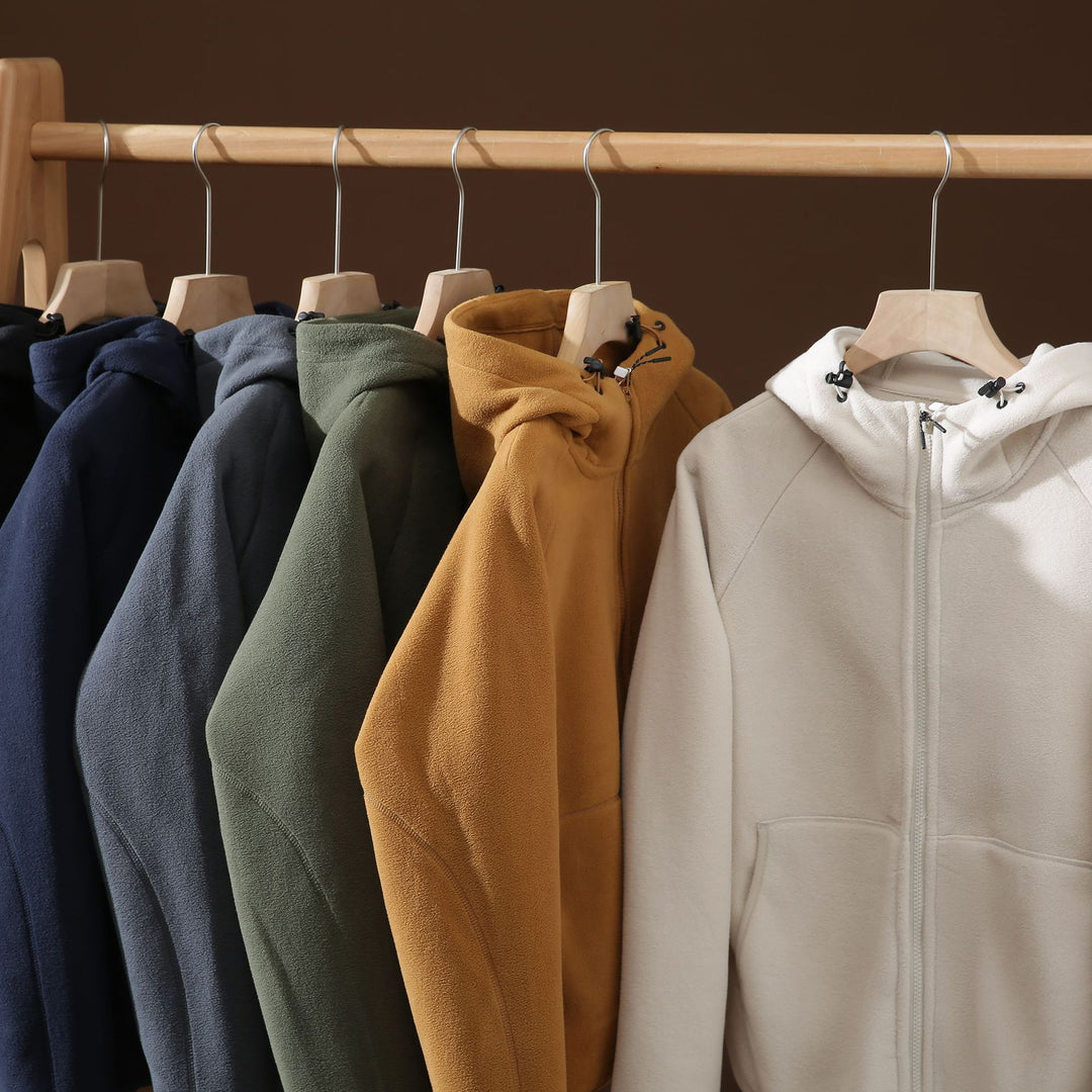 Veste en polaire pour femmes avec un design de capuche innovant et des poches pratiques Chic & Stil
