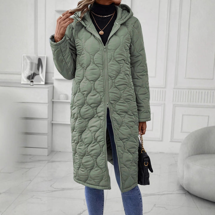 Veste à capuche pour femmes avec un élégant matelassage et des manches longues Chic & Stil