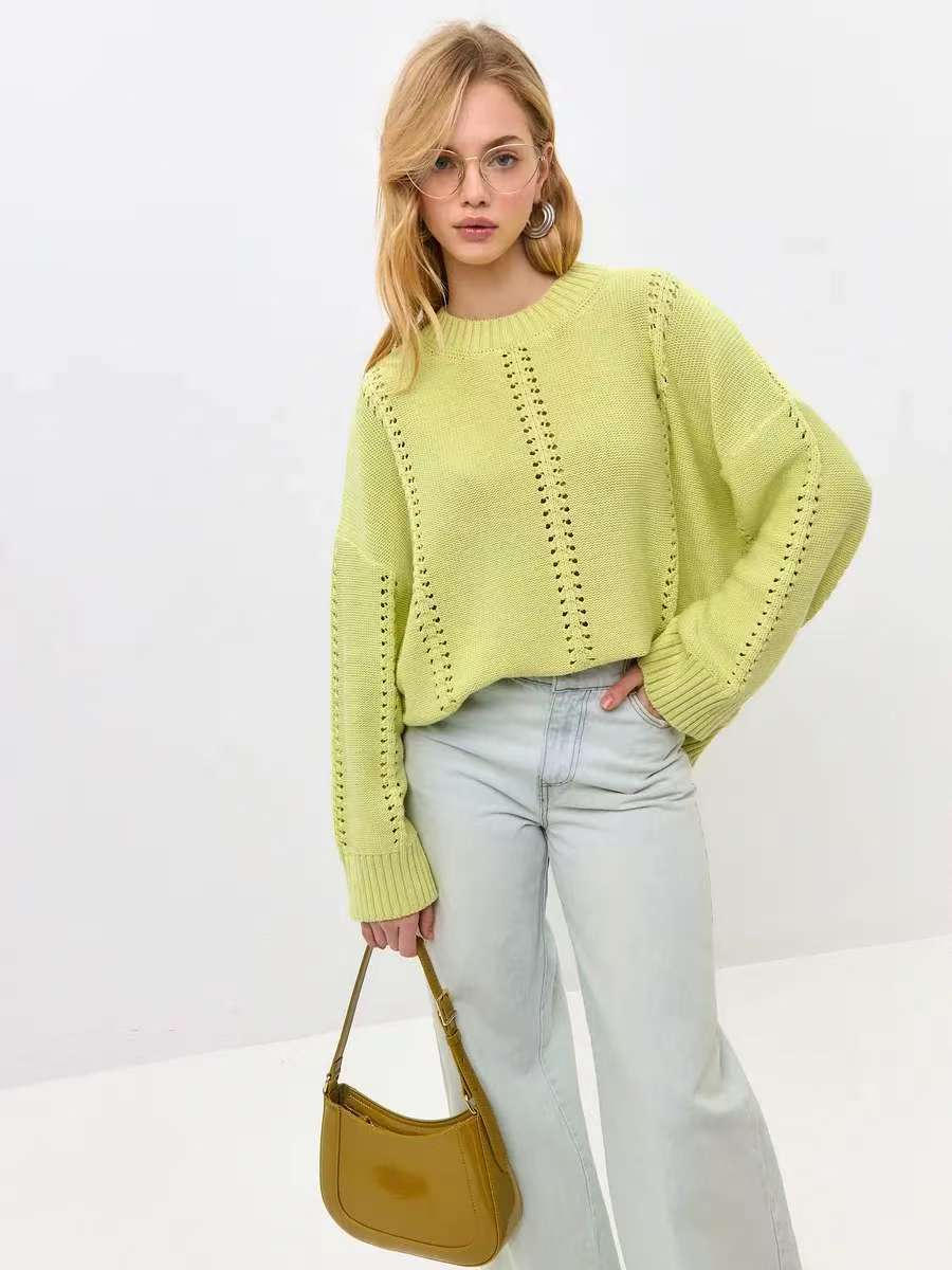 Casual knitted sweater for women with a textured design and raglan shoulders Lune London