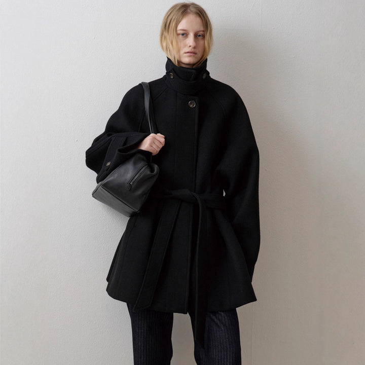 Manteau en laine oversize pour femmes avec col haut et ceinture Chic & Stil