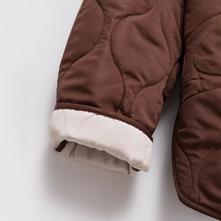 Veste matelassée pour femmes avec détails de boutons modernes Chic & Stil
