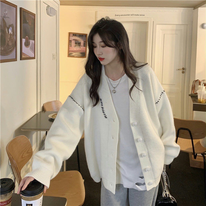 Cardigan tricoté large pour femmes avec détails de boutons et matériau doux Chic & Stil