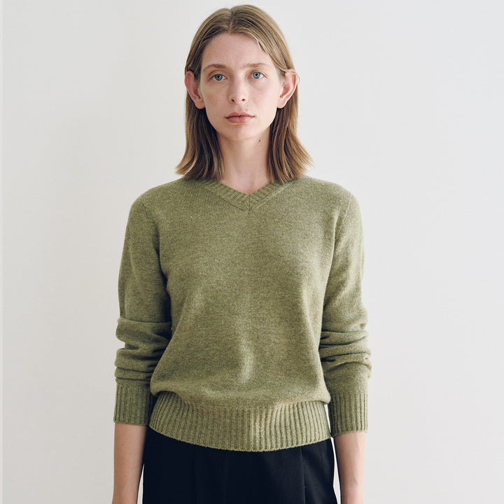 Pull fin en maille pour femmes avec col en V et large poignet Chic & Stil