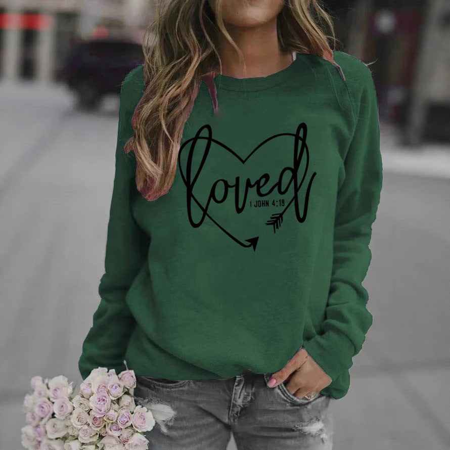 Sweatshirt pour femmes avec imprimé en forme de cœur et message inspirant Chic & Stil