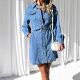 Robe chemise en denim pour femmes en coupe évasée avec détails de boutons et jupe évasée Chic & Stil