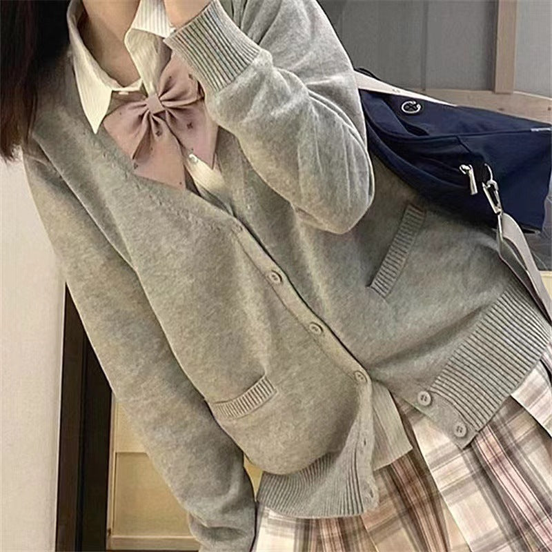 Women casual V-neck cardigan with practical pockets Lune London