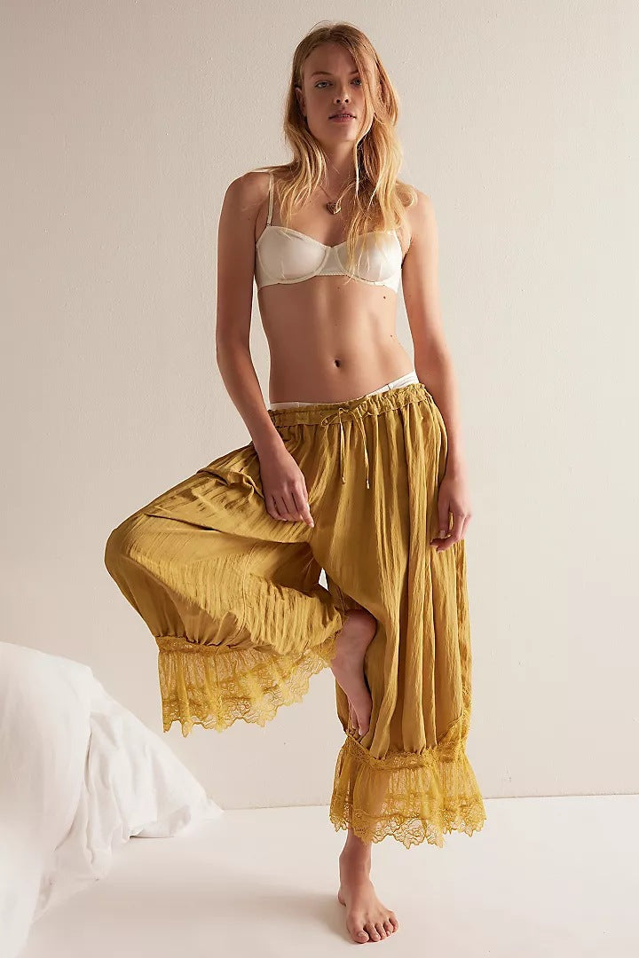Ladies airy and elegant culotte with lace decoration Lune London