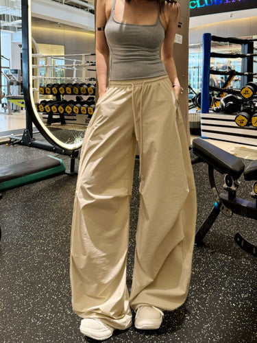 Loose casual pants for women with elastic waist and practical side pockets Lune London