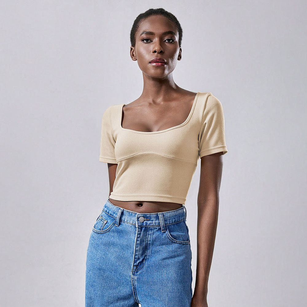 Short T-shirt for women with an elegant square neckline and short sleeves Chic & Stil