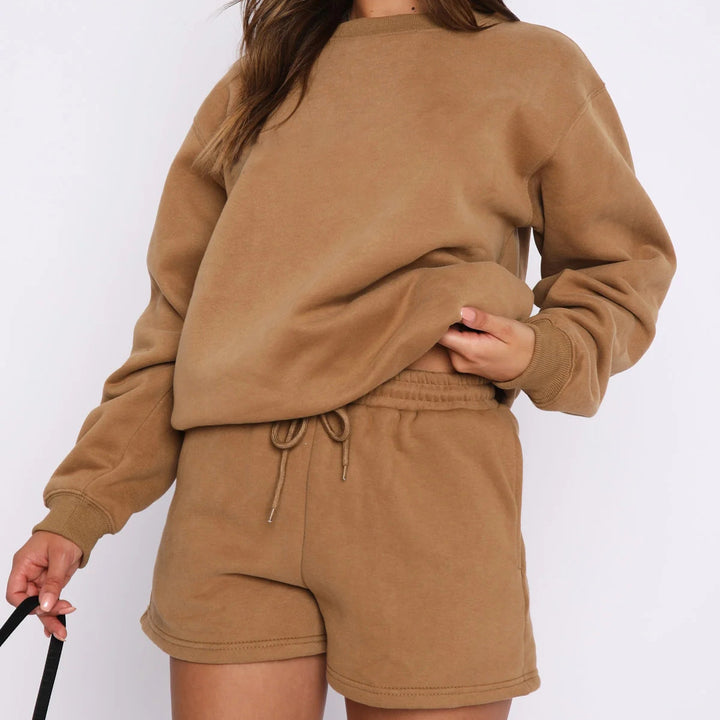 Women's casual sweatset with comfortable short sleeve top and cozy shorts Chic & Stil