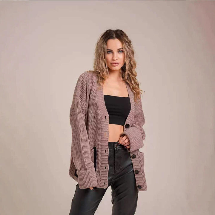 Cardigan en tricot épais pour femmes avec des détails de bouton modernes et une coupe décontractée Lune London