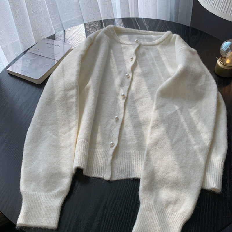 Cardigan femme avec élégants boutons en perles et design moderne Chic & Stil
