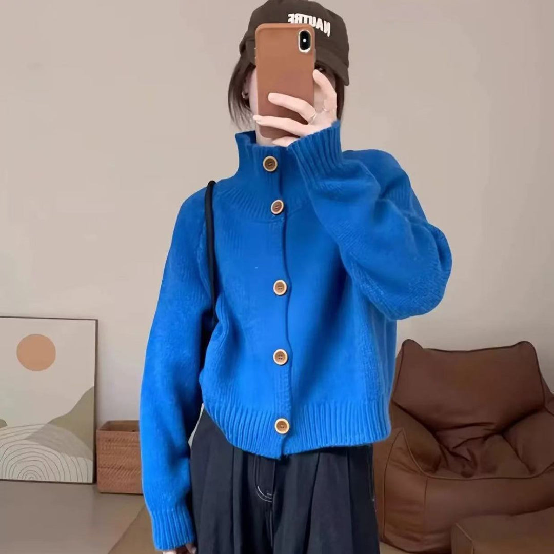 Cardigan pour femmes avec col montant et détails de boutons Chic & Stil