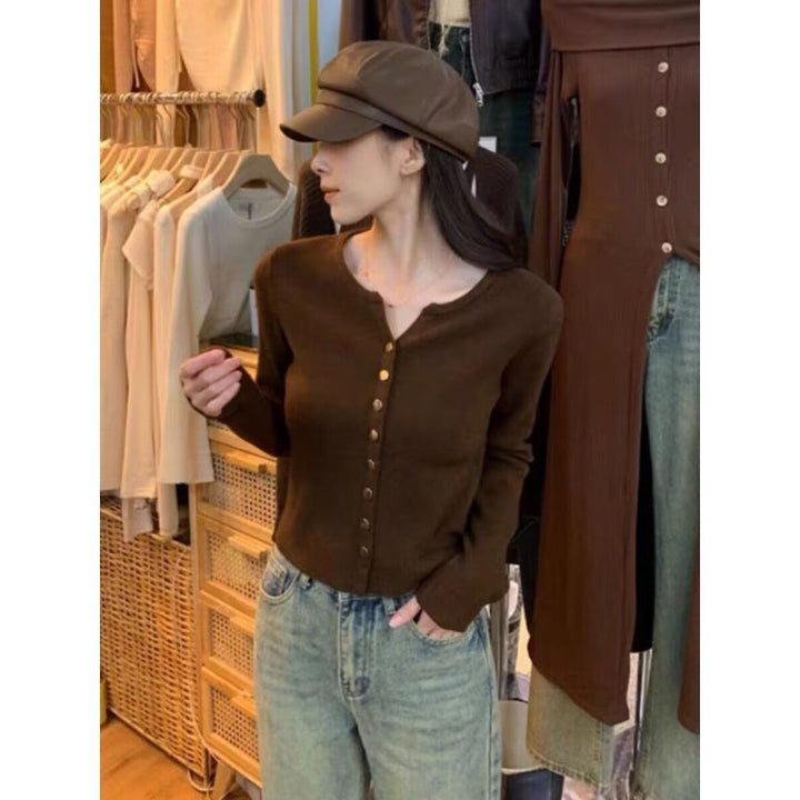 Cardigan élégant pour femmes avec détail de boutons et matériau doux Chic & Stil