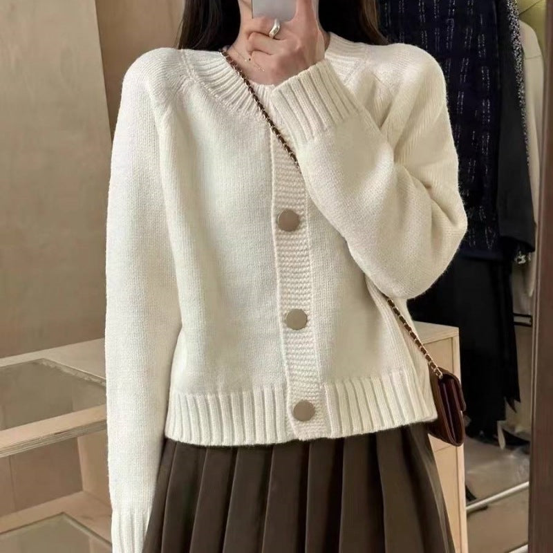 Cardigan pour femmes avec des détails de boutons décoratifs et une coupe moderne Chic & Stil