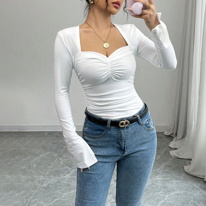 Blouse longue à manches longues pour femmes avec un décolleté carré chic et des détails de volants sophistiqués Chic & Stil
