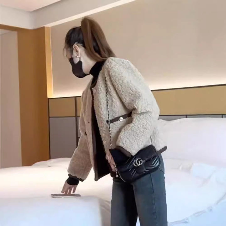 Veste teddy confortable pour femmes avec des détails de bouton pratiques Chic & Stil