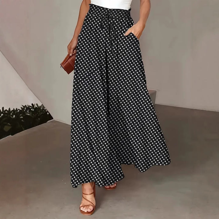 Loose-fitting leisure pants for women with an elastic waistband and side pockets Lune London