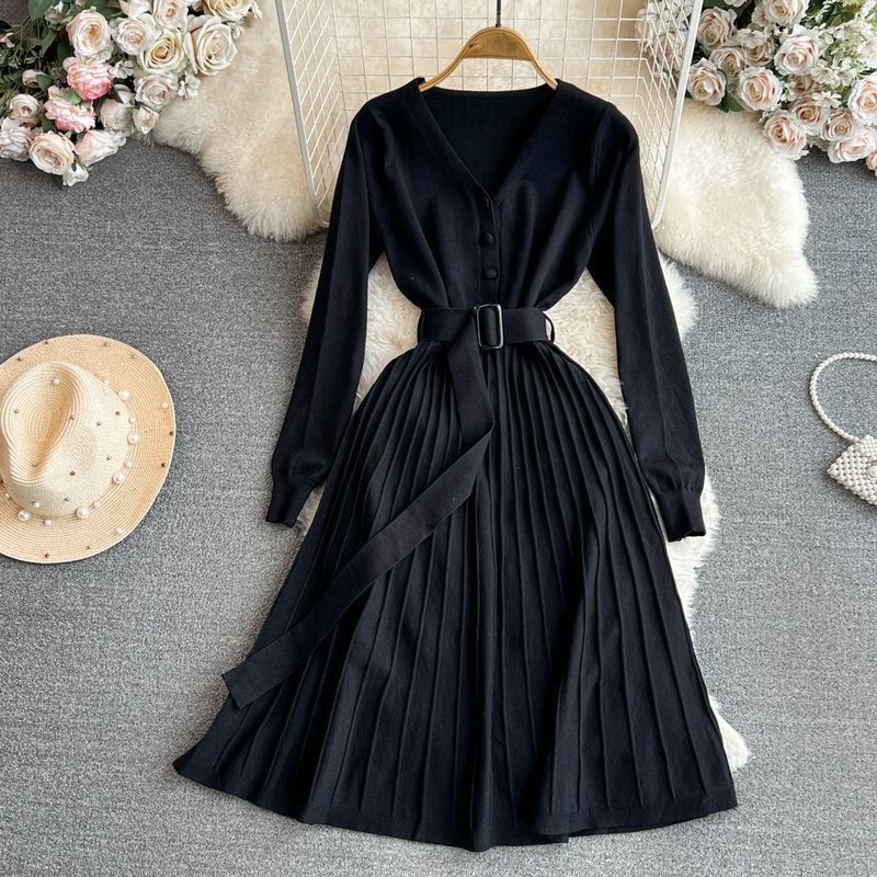 Pleated dress for women with belt and V-neck Lune London