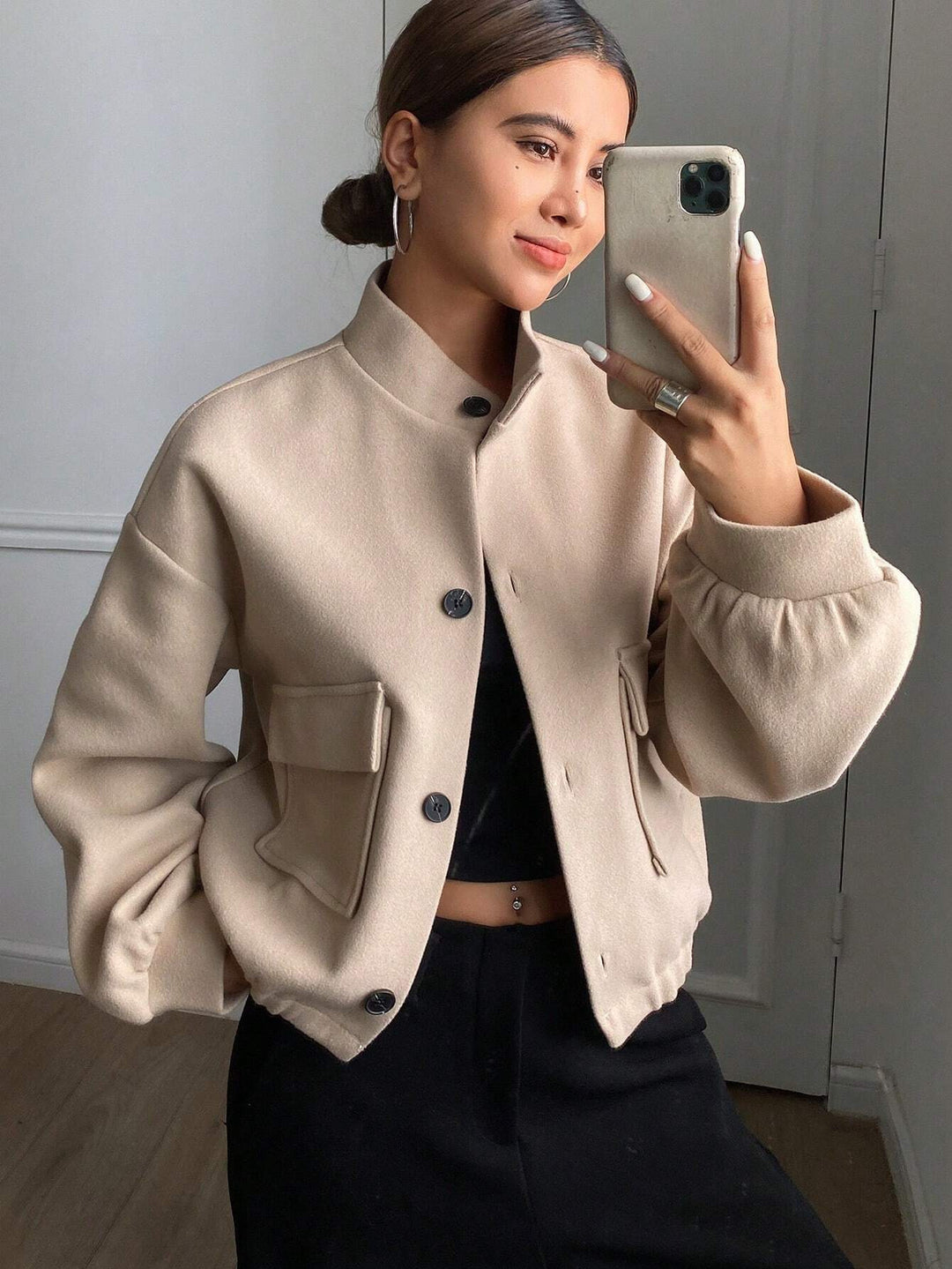 Fashionable short jacket for women with practical flap pockets and a chic stand-up collar