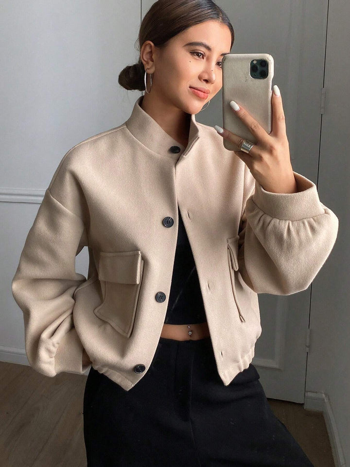 Fashionable short jacket for women with practical flap pockets and a chic stand-up collar