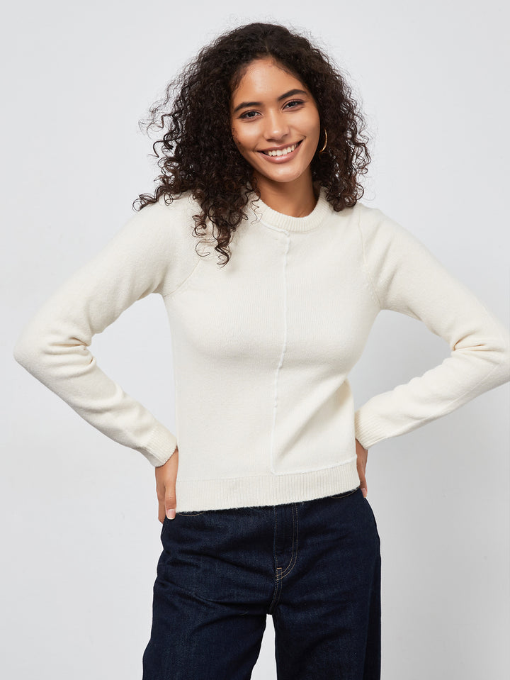 Pull en tricot pour femmes avec un joli col rond et des détails de couture modernes Lune London