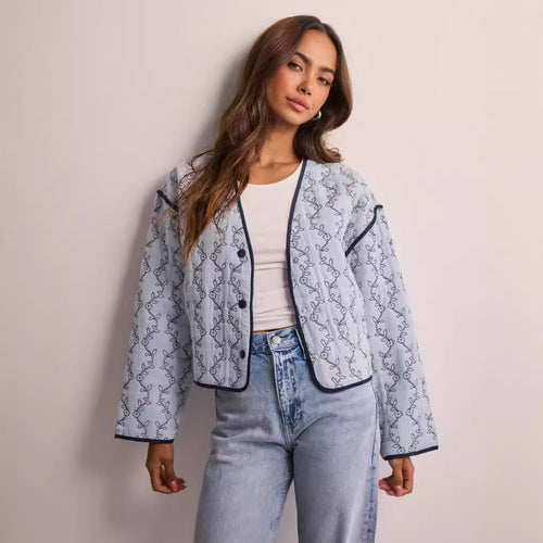 Veste matelassée pour femmes avec un motif graphique moderne et une coupe ajustée Chic & Stil