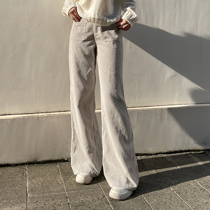Comfortable and elegant corduroy pants for women with flared leg Lune London