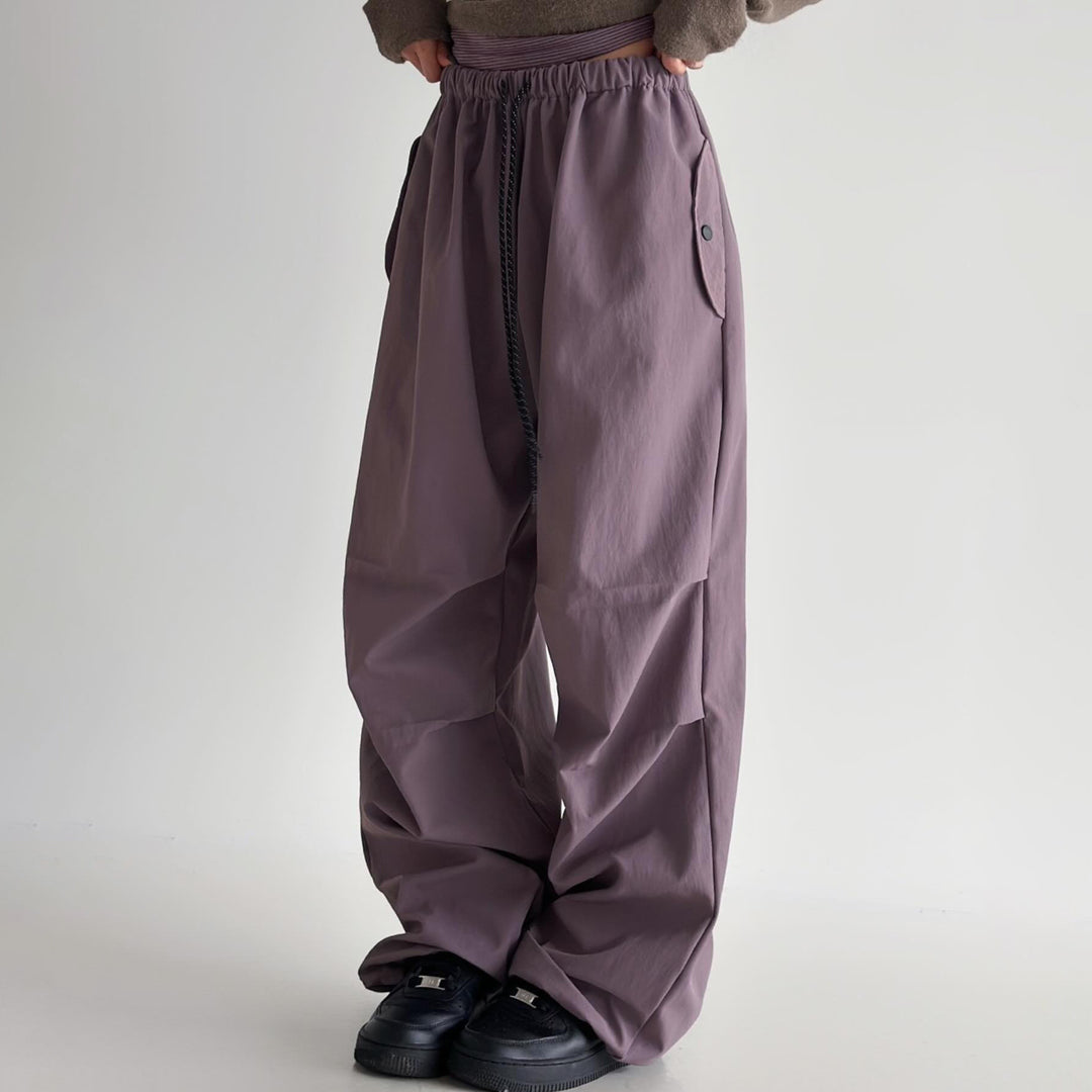 Casual cargo pants for women with a loose fit and practical pockets Lune London