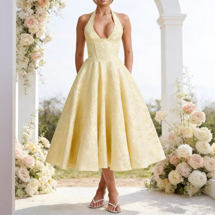 Elegant wedding dress for women with a sophisticated halter neck and a flowing skirt Chic & Stil