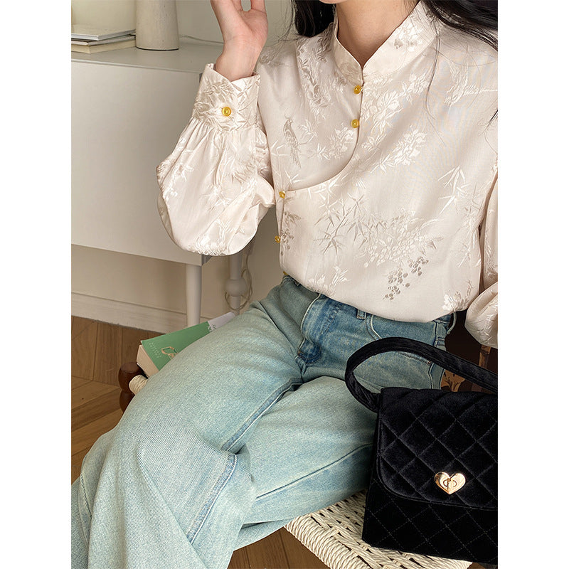 Ladies blouse with floral embroidery and refined button details Chic & Stil