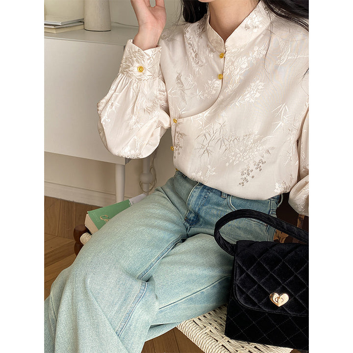 Ladies blouse with floral embroidery and refined button details Chic & Stil