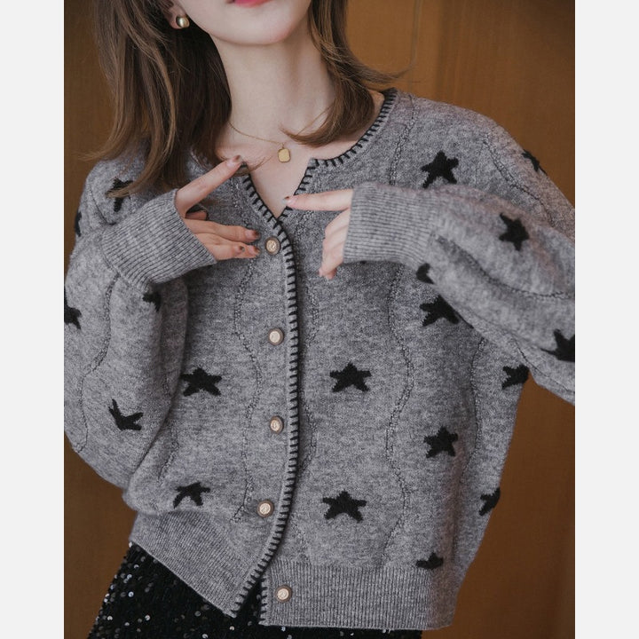 Cardigan pour femmes avec motifs d'étoiles et fermeture à boutons Chic & Stil