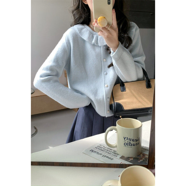 Pull en tricot pour femme avec col volant romantique et fin détails de boutons Chic & Stil