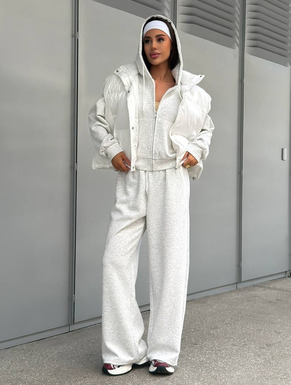 Dames stylé doudoune avec capuche et pantalons amples décontractés Chic & Stil