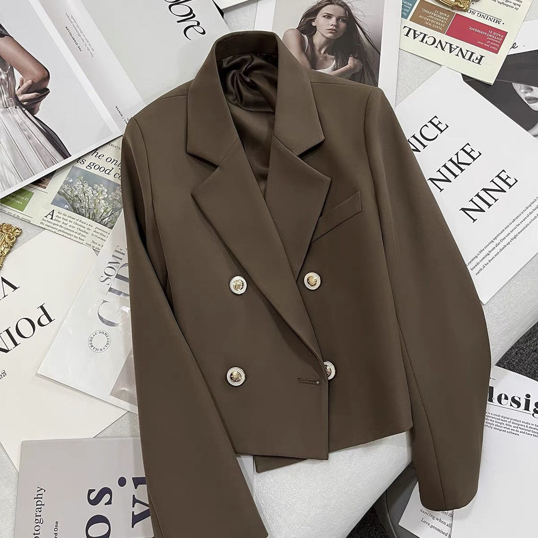 Blazer court pour femmes avec boutons décoratifs Chic & Stil