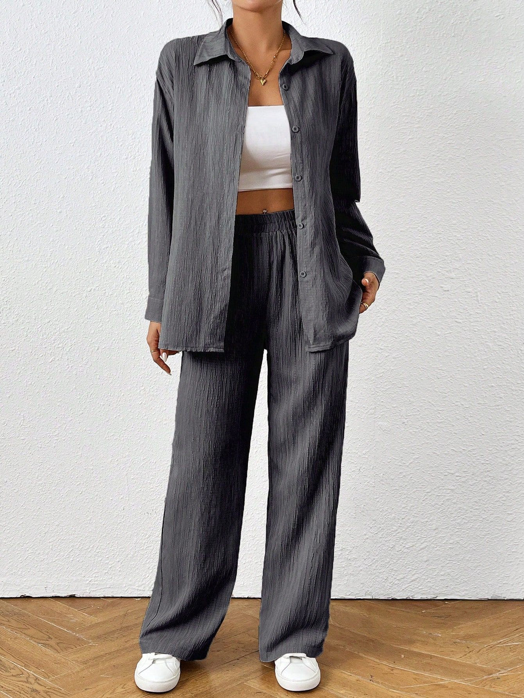 Casual and elegant set for women in fine pleated material Lune London