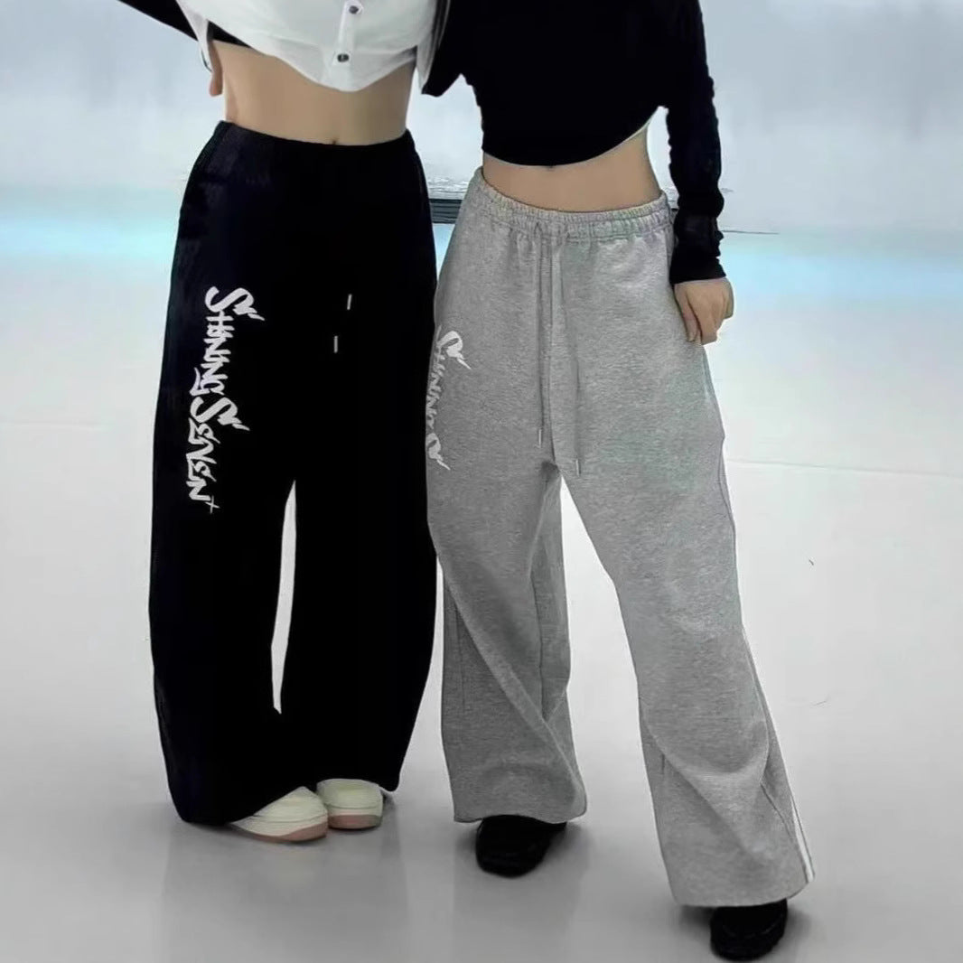 Women's casual pants in a relaxed oversized style with eye-catching graphic print Chic & Stil
