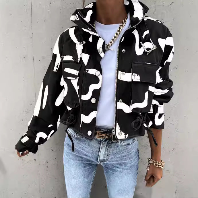 Veste utilitaire cropped tendance pour femmes avec un motif unique et des poches pratiques Chic & Stil